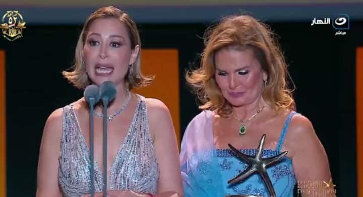 بعد حصدها جائزة الإنجاز الإبداعي .. منة شلبي مسيرة فنية بدأت بـ الساحر وانتهت بجوائز عالمية.. هل تصل للأوسكار؟ - الخليج الان