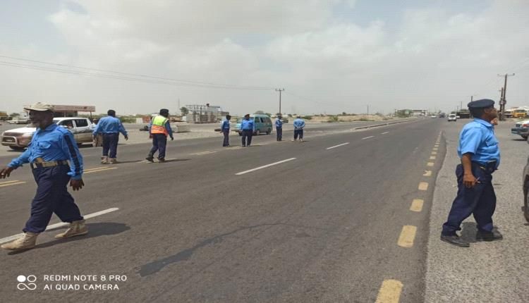 حملة مرورية لازالة العاكسات من المركبات المخالفة بلحج