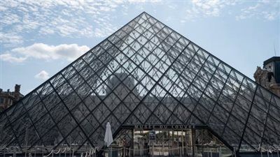 «سرقة مجوهرات لا تقدر بثمن».. إغلاق متحف اللوفر في باريس بعد تعرضه لسطو مسلح - الخليج الان