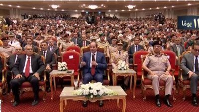 رئيس مجلس الشيوخ الجديد إلى جانب الرئيس السيسي في الندوة التثقيفية للقوات المسلحة - الخليج الان