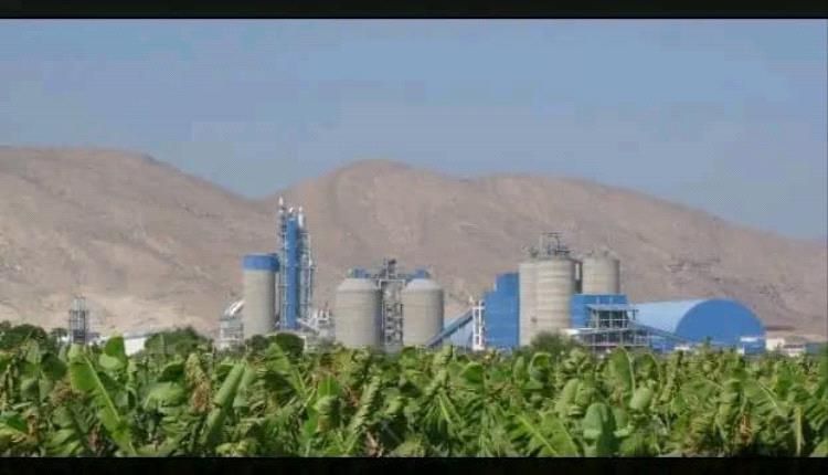 مسلحون يقطعون الطريق أمام قاطرات مصنع إسمنت “باتيس” في أبين مجدداً