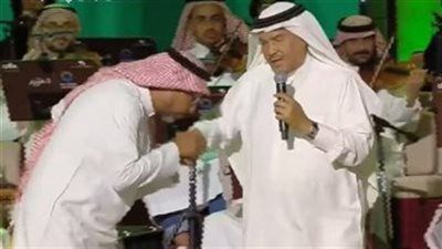 مش هسكت على الباطل.. هاني فرحات يرد على جدل ظهوره بالزي السعودي بحفل محمد عبده - الخليج الان