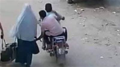 "والله فلوس عملية".. الأمن يفحص فيديو سرقة حقيبة مسنة بالإسكندرية - الخليج الان