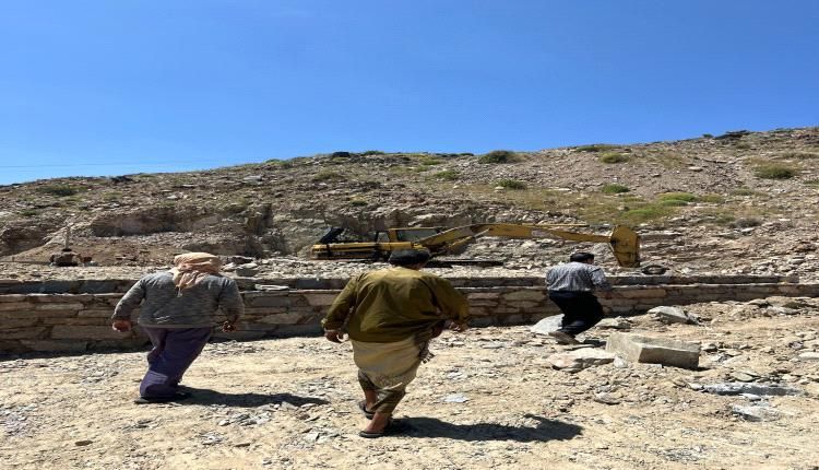 مدير عام الصناعة بلحج يقف على اكبر مشروع استثماري لانشاء محطة غاز مركزية بتعاونية لبعوس بيافع