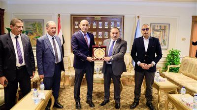 محافظ أسيوط يهدي درع المحافظة لوزير التعليم تقديرًا لجهوده - الخليج الان