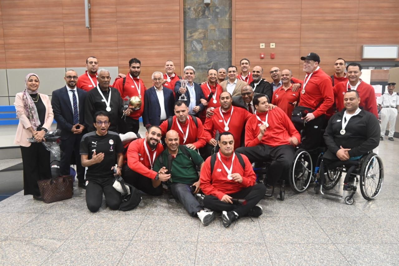 استقبال رسمي وشعبي لمنتخب مصر للطائرة البارالمبي بعد التتويج التاريخي بكأس العالم - الخليج الان