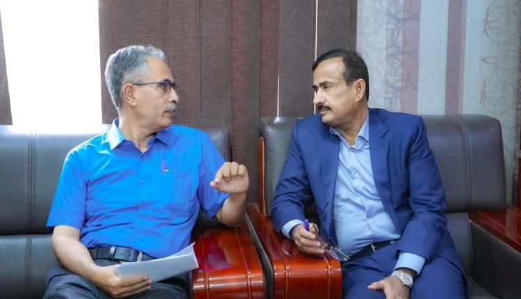 محافظ شبوة يوجّه بإعلان مناقصة بناء مدرسة لَجَب في عتق