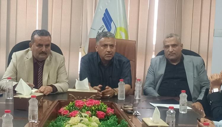 إجتماع موسع تديره السلطة المحلية داخل مطار عدن الدولي