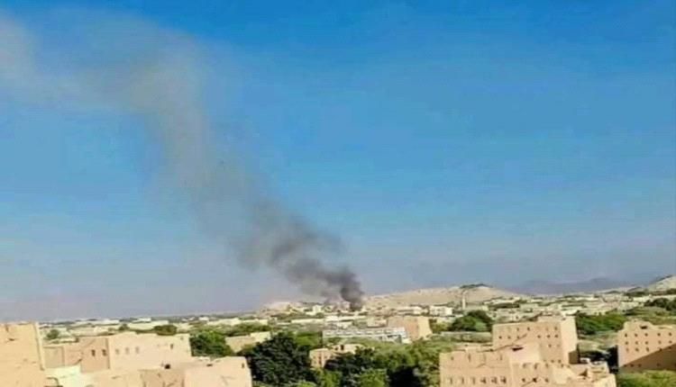 عاجل/ هجوم مزدوج لتنظيم القاعدة بسيارتين مفخختين على مقر اللواء الأول دعم وإسناد بمحفد أبين