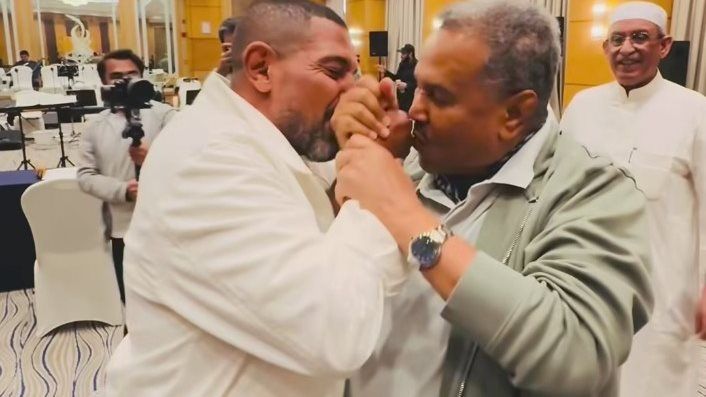 بعد تقبيله يد محمد عبده.. سليم سحاب يدافع عن هاني فرحات: فعل إنساني يزن جبلا من الأخلاق - الخليج الان