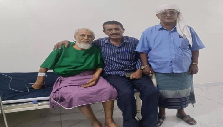 حامل جثمان "لبوزة" يوم إستشهاده يرقد في المستشفى متاثرأ بجراحه من حادث في عدن