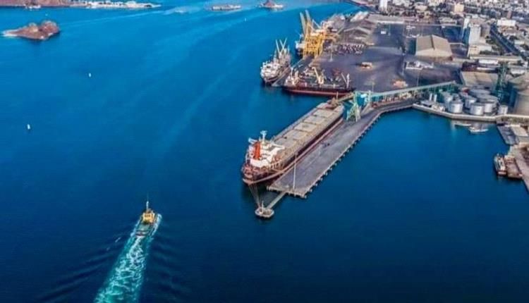 ميناء عدن يعمل بصورة طبيعية ولا صحة لاحتجاز أي حاويات