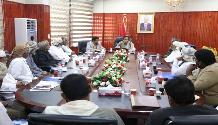 محافظ المهرة يوجه بإزالة النقاط العشوائية ويؤكد التعامل بحزم مع المخالفين