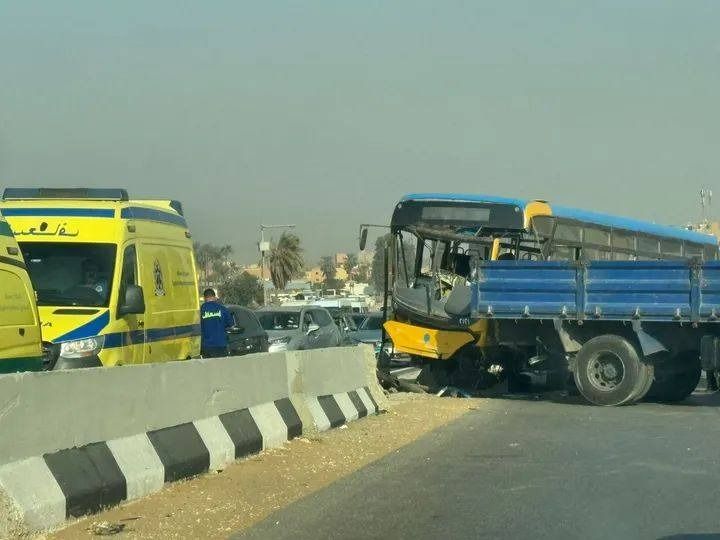 الأتوبيس دخل في الحاجز.. حادث على الطريق السياحي يؤدي لكثافات شديدة باتجاه المنيب - الخليج الان