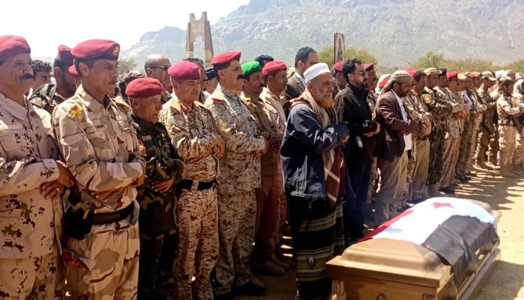 في موكب جنائزي مهيب ..الضالع تشيع جثمان الفقيد الفريق الركن علي قائد صالح مشرح