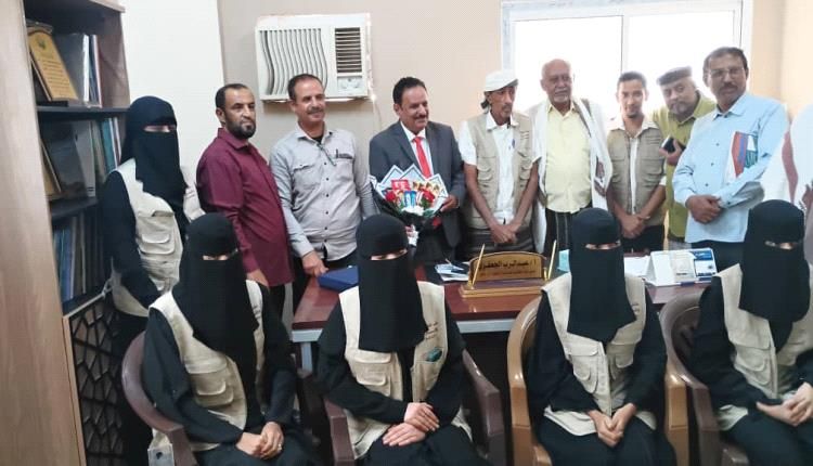 موظفو مكتب الصناعة بلحج يكرمون مديرهم العام