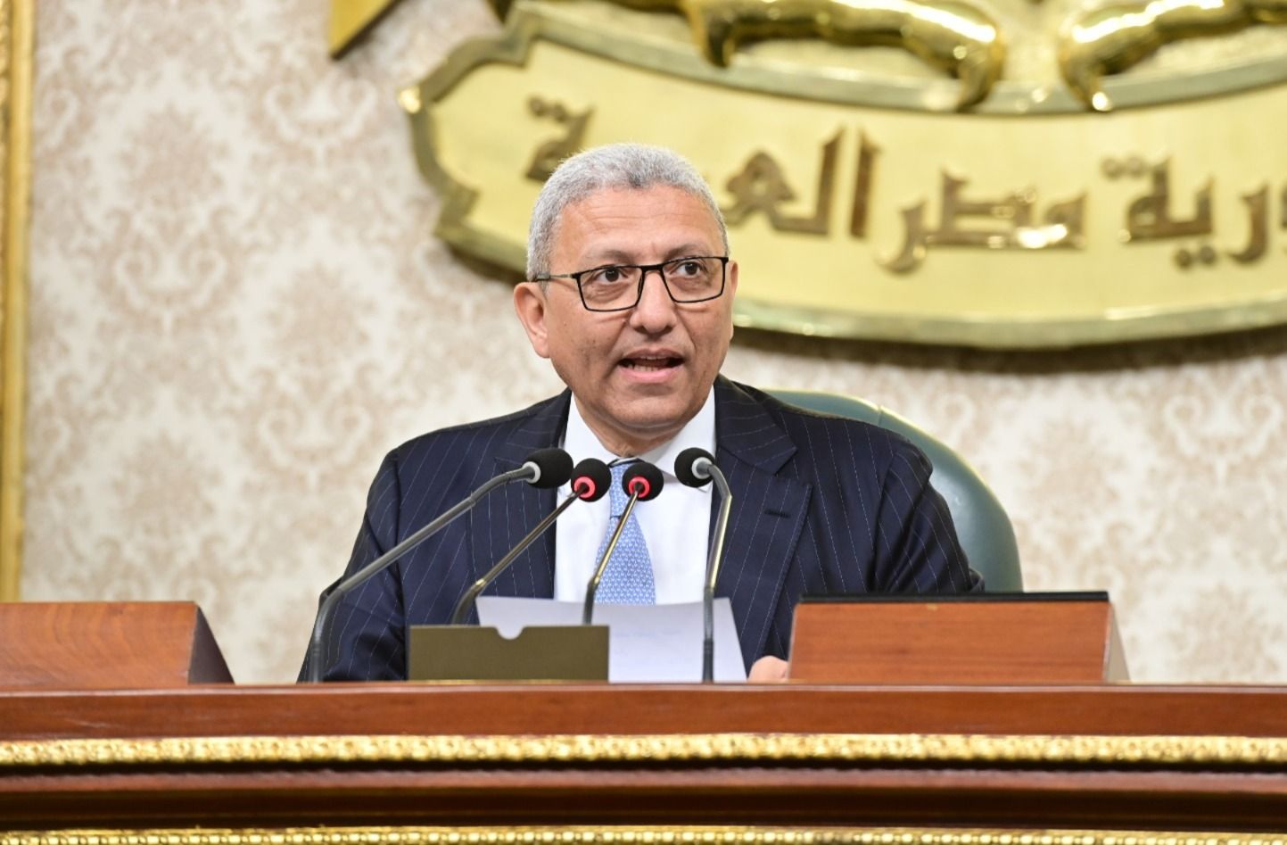 رسوم ومنح وقروض.. جلسة ساخنة في مجلس النواب.. البرلمان يقر 50 جنيها على التصديقات بالداخل و 20 دولار على التأشيرات بالخارج.. ويمرر 3 اتفاقيات جمهورية - الخليج الان