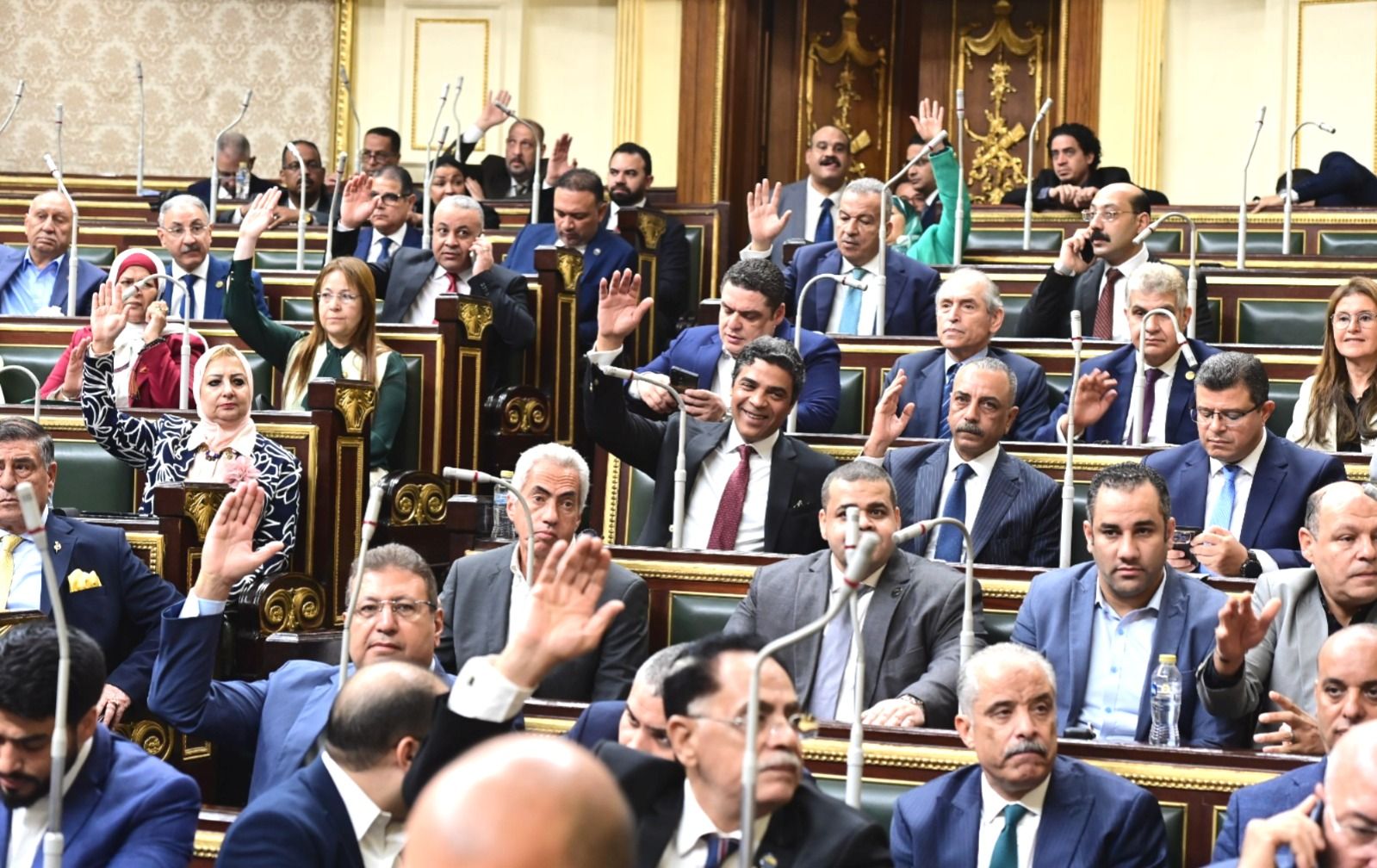 رسوم ومنح وقروض.. جلسة ساخنة في مجلس النواب.. البرلمان يقر 50 جنيها على التصديقات بالداخل و 20 دولار على التأشيرات بالخارج.. ويمرر 3 اتفاقيات جمهورية - الخليج الان