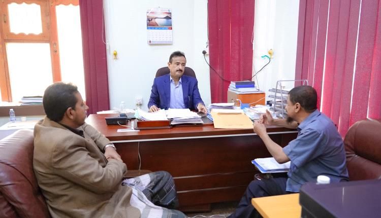 محافظ شبوة يستعرض مع جمعية رعاية المعاقين تصاميم مبناها الجديد