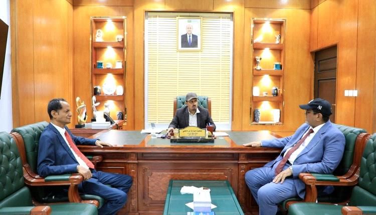 المحافظ بن ماضي يبحث مع رئيس الهيئة العامة للطيران المدني والأرصاد تعزيز نشاط مطاري الريان وسيئون