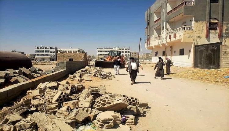 شبوة .. حملة لإزالة البسط العشوائي في مساحات الخدمات العامة بمدينة عتق