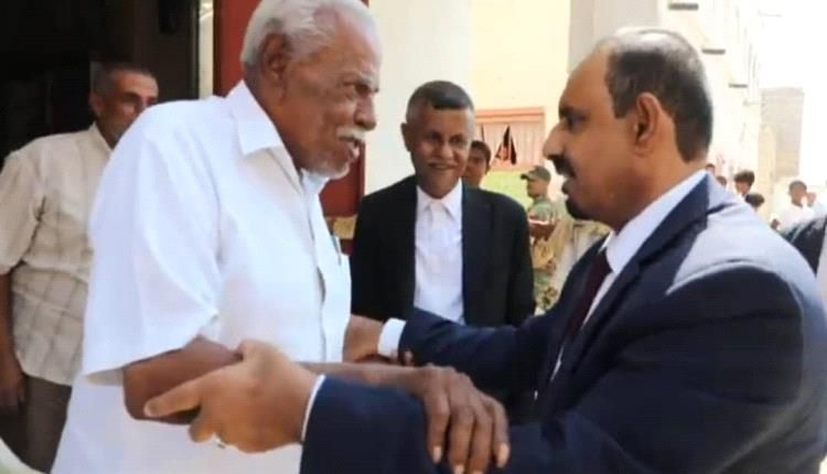 بن ماضي يزور أول حضرمي تخرج من الكلية الحربية بمصر