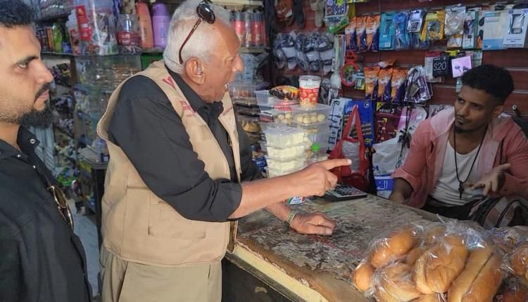 مكتب الصناعة ب عدن يواصل حملته لضبط الأسعار ويغلق محلات مخالفة