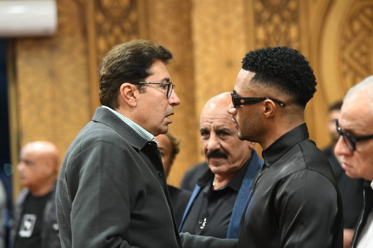 الإنسانية أولا.. هاني رمزي يواسي محمد رمضان لوفاة والده في عزاء السيناريست أحمد عبد الله - الخليج الان