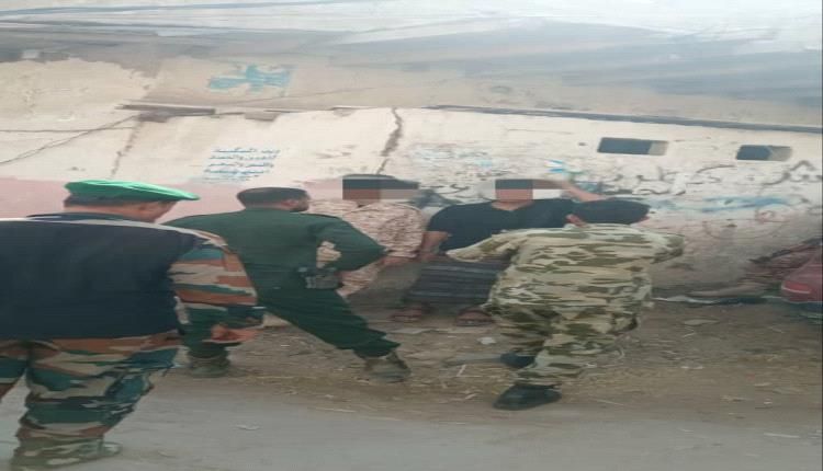 أمن الحوطة يلقي القبض على متهمين انتحلوا صفة رجال الأمن وقاموا باعمال سطو