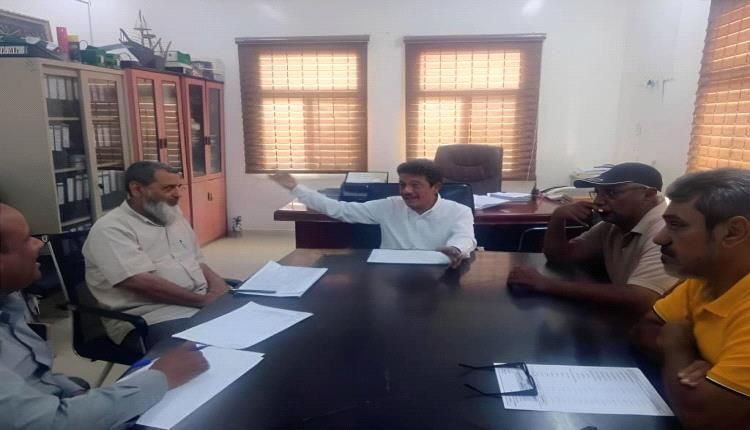 استعراض تقني لخبير في مجال الذكاء الاصطناعي داخل منشأة شركة النفط عدن