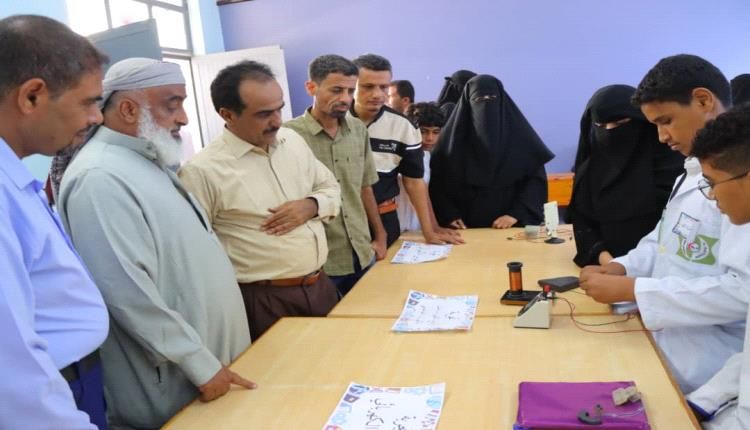 مدير عام خورمكسر يزور معرض الفيزياء بمدرسة خالد بن الوليد ويشيد بتميز طلابها