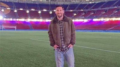 ميسي يعود إلى "كامب نو".. زيارة مفاجئة تعيد الدفء إلى قلب برشلونة - الخليج الان