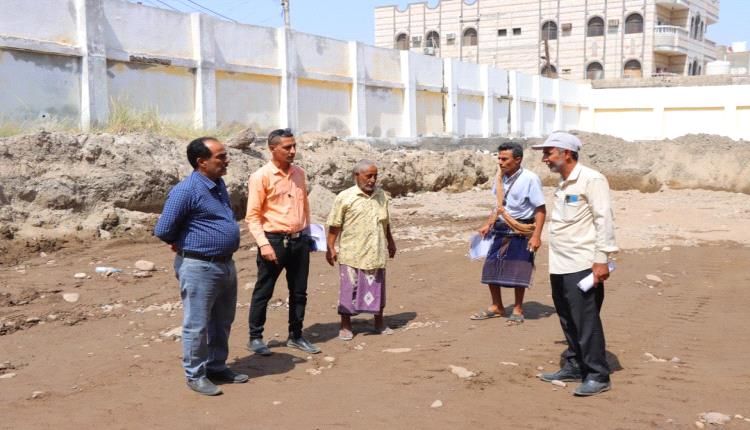 مدير عام مديرية خورمكسر يتفقد أعمال بناء فصول إضافية في ثانوية عبدالباري للبنات