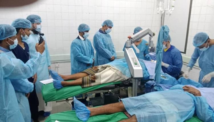 محافظ شبوة يدشن مخيم طبي لجراحة العيون ويطلع على مشاريع صيانة الطرقات