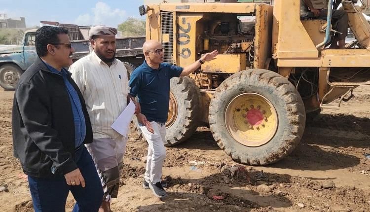 منصورة عدن تدشن دوار بئر فضل بالشراكة مع القطاع الخاص