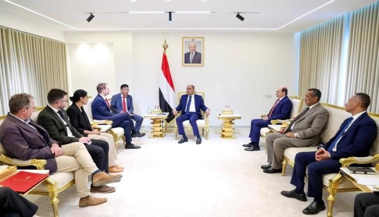 رئيس الوزراء يبحث مع وزير الدولة البريطاني في عدن