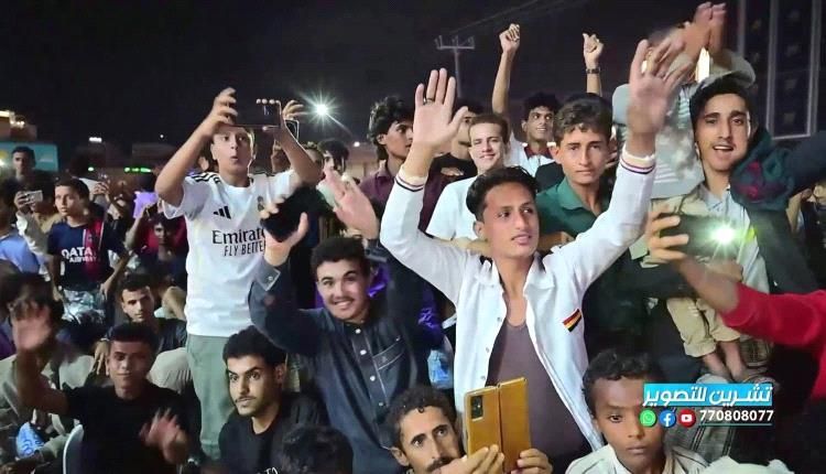 في ليالي عدن يجتمع الناس رغم الظروف القاسية