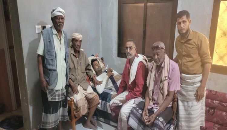 وفد من قيادات الانتقالي والشخصيات الاجتماعية يزورون الإعلامي السنيدي في منزله