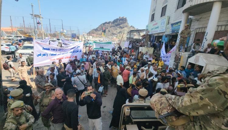أسر شهداء وجرحى حرب 2015 تنفّذ أكبر انتفاضة أمام بوابة المعاشيق للمطالبة بحقوقهم المسلوبة