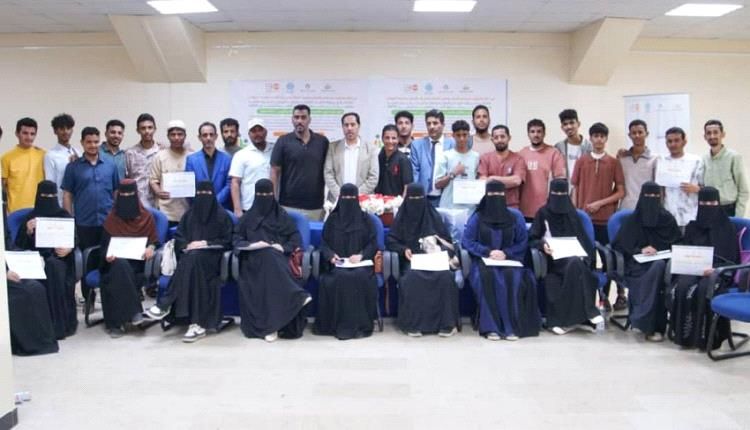 40 شابا وشابة يختتمون دورات الحاسوب وصيانة الجوال