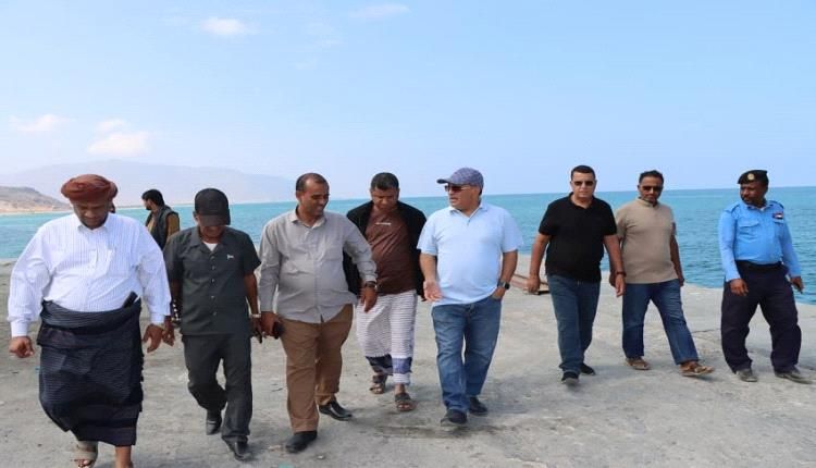 نائب وزير الصناعة والتجارة يقف على أوضاع ميناء سقطرى