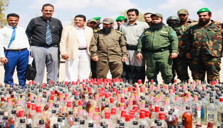 إدارة مكافحة المخدرات بقوات الحزام الأمني تتلف كمية كبيرة من الخمور المستوردة