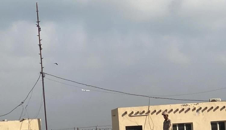 إشاعة إيقاف الرحلات تتهاوى.. السكرتير الصحفي للرئيس الزُبيدي: تأخر فني ومطار عدن يعمل