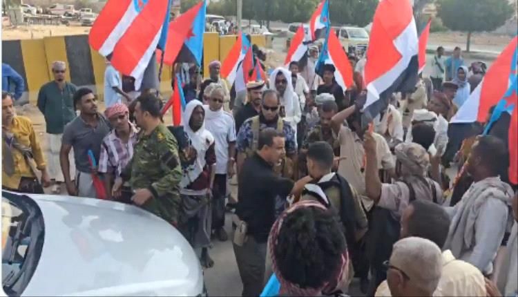 عاجل / احتجاجات غاضبة تهزّ المكلا وتطالب بـ "تغيير المحافظ" (فيديو)