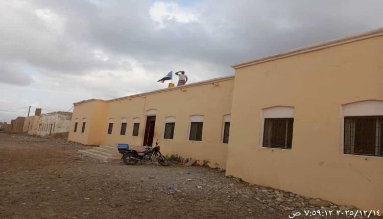 رفع علم دولة الجنوب في المدارس ومرافق السلطة المحلية والأمنية في بروم ميفع بساحل حضرموت