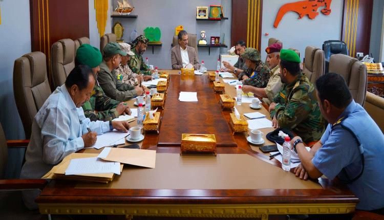 اللجنة الأمنية بعدن تعزز التنسيق وتشدّد على ترقيم المركبات ومكافحة التهريب