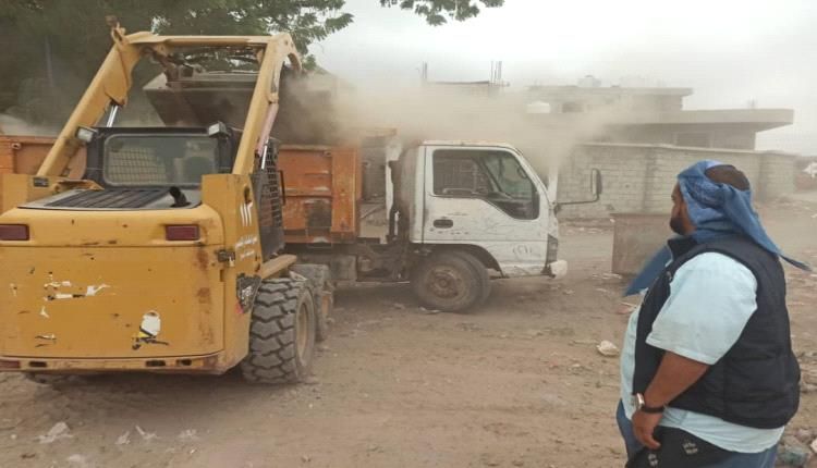 حملة نظافة تستهدف مخلفات البناء والقمامة بالحوطة لحج