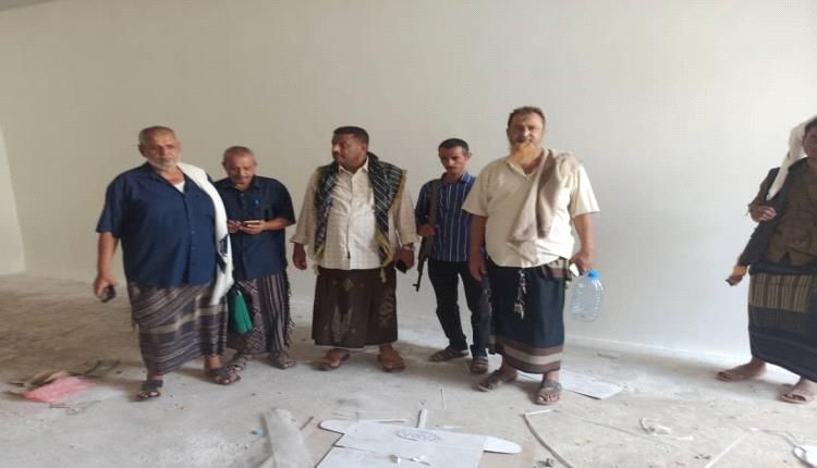 لحج.. مسؤول عسكري يقف على اعمال إعادة تأهيل معرض المؤسسة الاقتصادية