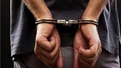 القبض على المتهم بإنهاء حياة والدته بسبب مشغولات ذهبية بالمنيا - الخليج الان