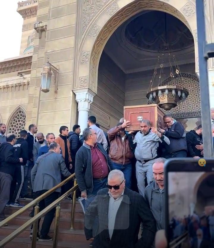 بحضور أحمد سعيد عبد الغني.. لقطات مؤثرة في جنازة طارق الأمير| صور - الخليج الان